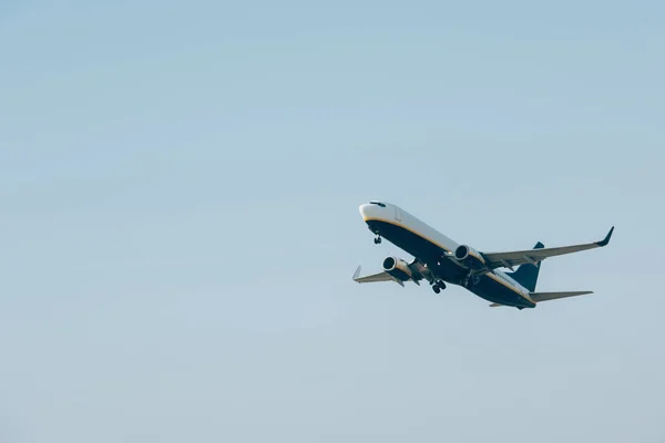 Avión jet despegando en el cielo azul - foto de stock