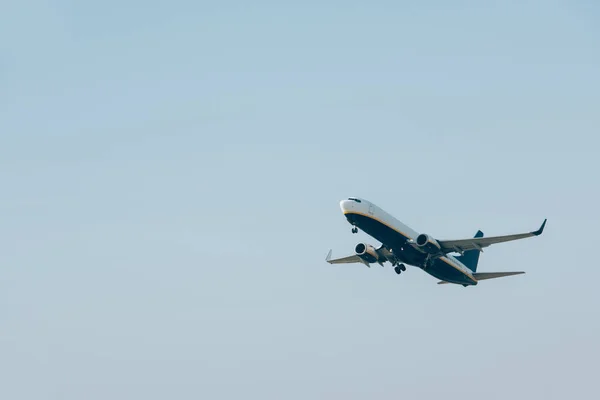 Salida de vuelo de avión comercial en cielo azul - foto de stock