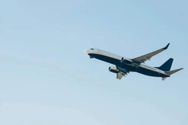 Tiefansicht des Flugzeugs, das am klaren Himmel landet — Stockfoto