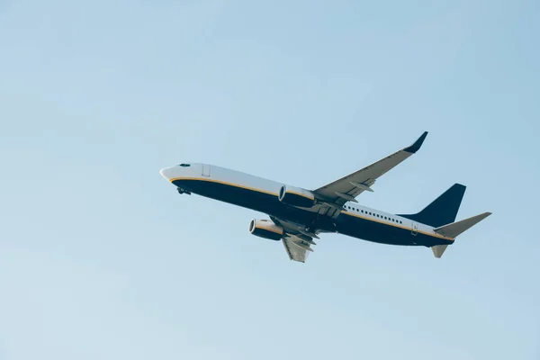 Avión comercial despegando en el cielo azul - foto de stock