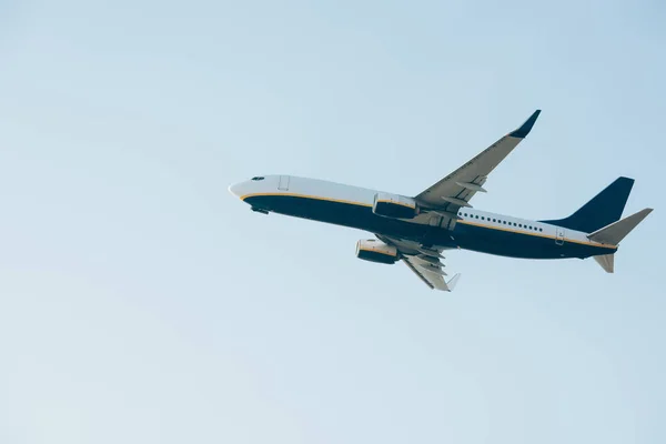 Низкий угол обзора самолета с голубым небом на заднем плане — стоковое фото