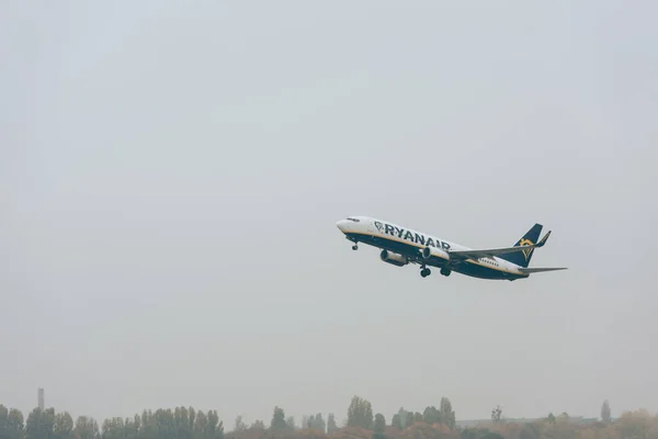 Київ, Україна - 21 жовтня 2019: Відліт літака авіакомпанії ryanair в хмарному небі — стокове фото