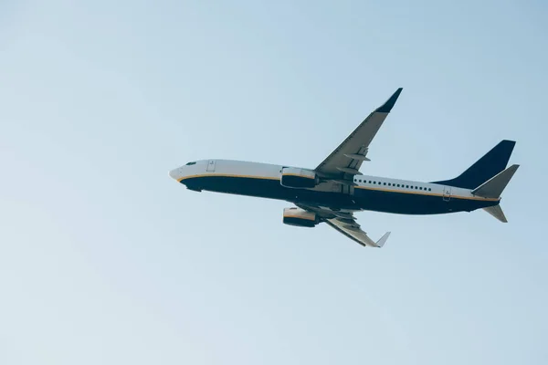 Vista ad angolo basso della partenza dell'aereo in cielo limpido — Foto stock