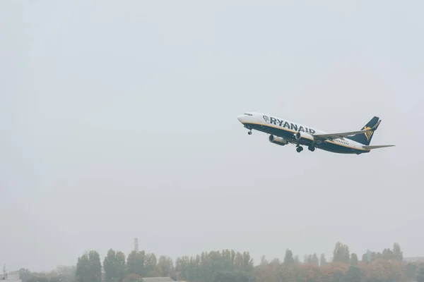 KYIV, UCRANIA - 21 de octubre de 2019: Avión jet de la aerolínea ryanair despegando en el cielo nublado — Stock Photo