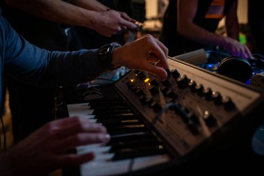 Kayıt stüdyosunda Midi Klavye Sentezleyicisi çalan erkek müzisyen. Moskova