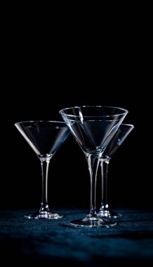 Siyah üzerine boş martini bardakları.