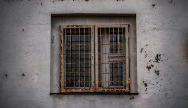 grunge gri beton duvar dokusunu siyah pencere kentsel yapı arkaplanıyla terk et