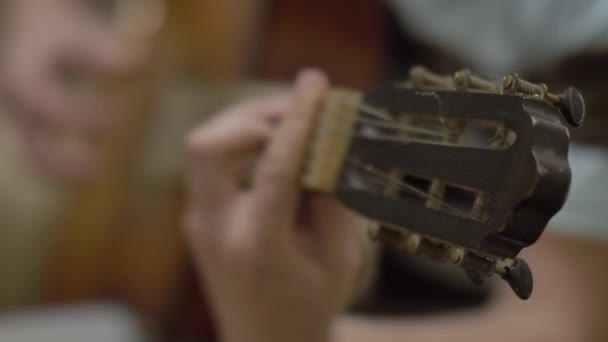 Joven Tocando Una Guitarra Clásica — Vídeo de stock