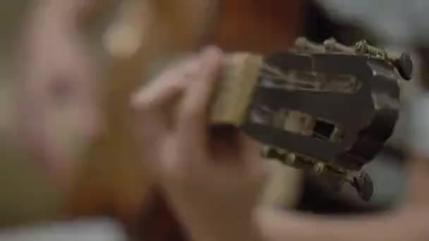 Junger Mann Der Eine Klassische Gitarre Spielt Verschwommener Fokus Nahaufnahme — Stockvideo