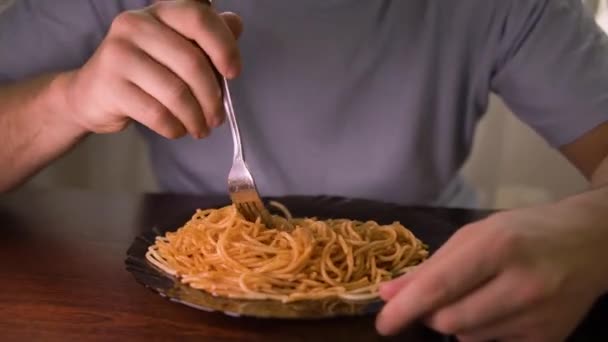 Siyah Tabaktan Ketçapla Spagetti Yiyen Bir Adam Yakın Plan — Stok video