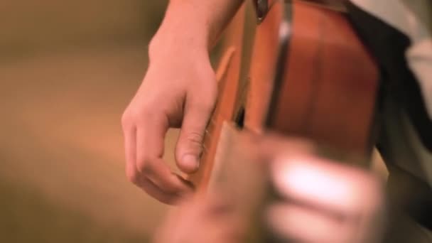 Człowiek gra akordy na gitarze klasycznej, zwolnione tempo — Wideo stockowe