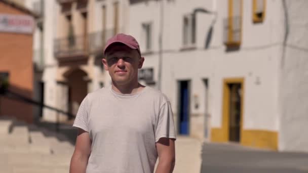 Portret Van Een Jonge Man Met Een Pet Staat Straat — Stockvideo