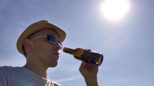 Man Met Hoed Drinkt Bier Een Zonnige Dag — Stockvideo