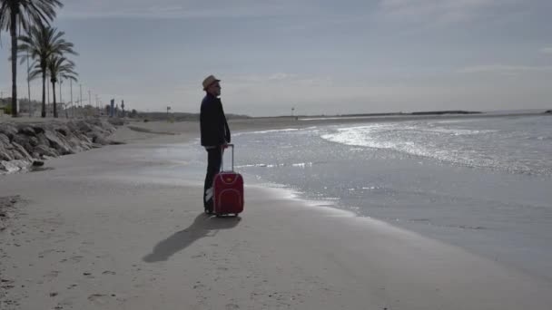 Turista Llegó Mar Levanta Orilla Regocija Recogiendo Una Maleta Roja — Vídeos de Stock