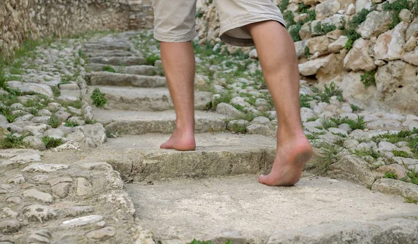 Pèlerin se rend à un endroit important avec les pieds nus sur des marches en pierre — Photo
