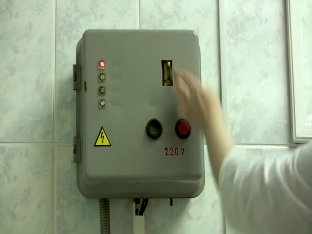 Frauenhand schaltet ein altes elektrisches Schild an — Stockvideo