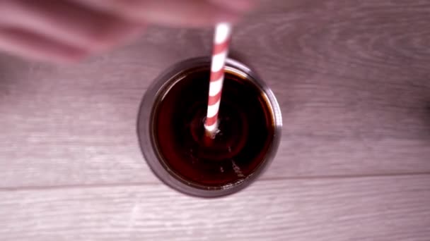 Tubo de coquetel através do qual um homem bebe refrigerante carbonatado de um copo — Vídeo de Stock