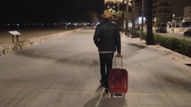 Kırmızı bavullu gezgin dinlenmeye geldi, gece boyunca yürüdü.