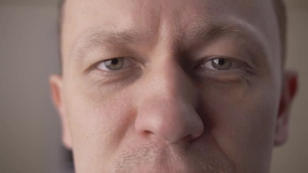 Rubs the glass in front of him. The serious look of a young man. Close-up — Stock Video