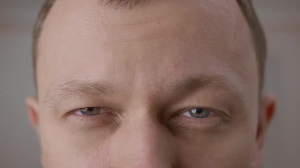 Angry look of a young man looking at the camera, close-up — Stock Video