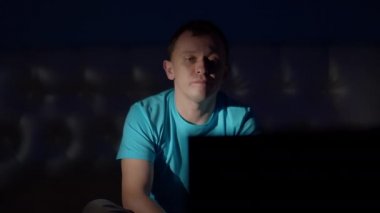 Genç bir adam sıkıcı bir akşamı TV 'de yalnız geçirir.