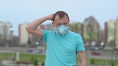 Kendini izole etmenin sonunda, bir adam dışarıda maskesini çıkartıyor.