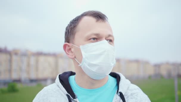 Portræt Smilende Ung Mand Fjerner Medicinsk Maske Mens Står Gaden – Stock-video