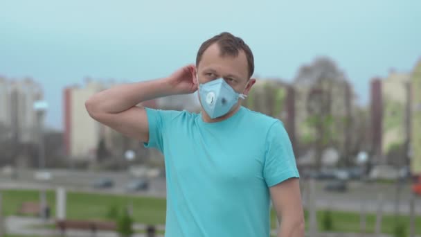 自己分離が完了しました 男は屋外の医療マスクを削除します — ストック動画