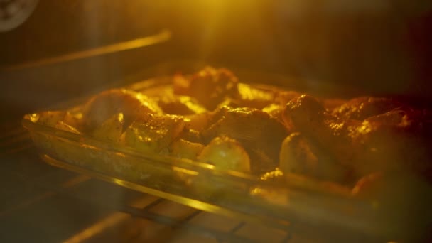 Piekarnik Gotowane Nogi Kurczaka Ziemniakami — Wideo stockowe