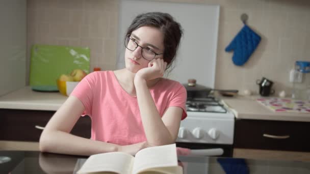 Menina Bonito Sentado Pensando Uma Mesa Cozinha — Vídeo de Stock