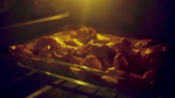 Patas Pollo Con Patatas Cocinan Horno — Vídeos de Stock