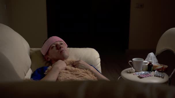 Ein Junger Mann Liegt Auf Der Couch Ist Sehr Krank — Stockvideo