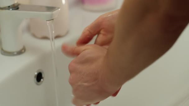 一个男人在洗脸盆里洗手 — 图库视频影像
