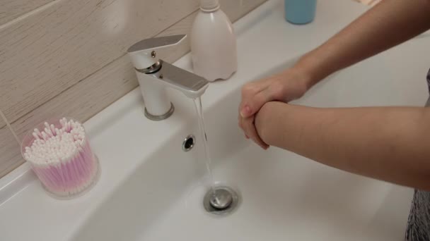 Vrouwelijke Handen Wastafel Handwas Gezondheidsconcept Handhygiëne Handwas Met Zeep — Stockvideo