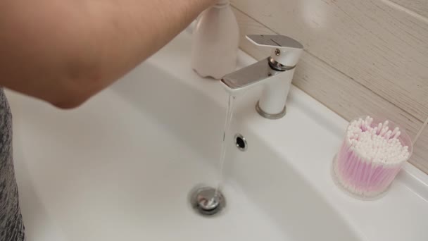 少女在水龙头下用肥皂用水洗手 — 图库视频影像