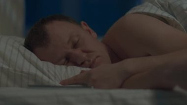 Cep telefonu gece uyuyan adamı çalıyor.