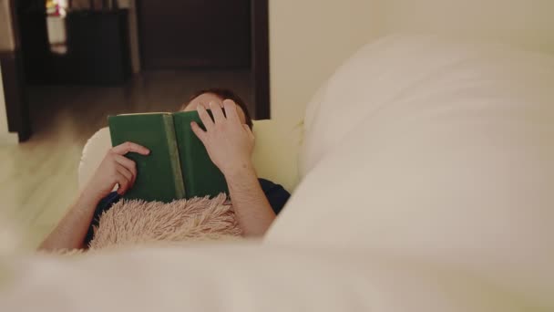 Homem Livro Velho Enquanto Está Deitado Sofá — Vídeo de Stock