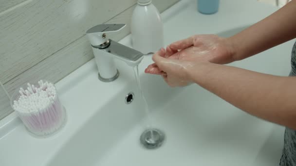Meisje Wast Haar Handen Met Zeep Onder Kraan Met Water — Stockvideo