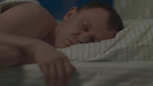 Молодий Чоловік Голосно Спить Вночі Ліжку — стокове відео