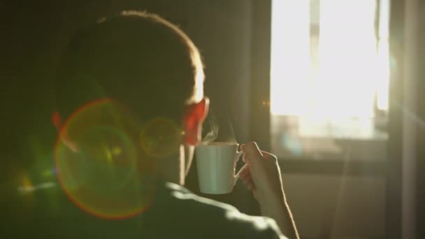 Guy Drinkt Hete Koffie Vroeg Ochtend Bij Zonsopgang — Stockvideo