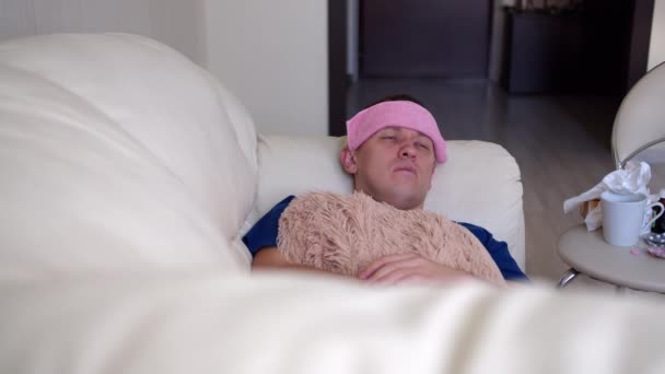 Homem Adoece Deita Num Sofá Com Uma Forte Dor Cabeça — Vídeo de Stock