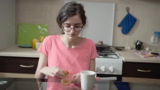 Rapariga Comendo Cupcake Bebendo Chá — Vídeo de Stock
