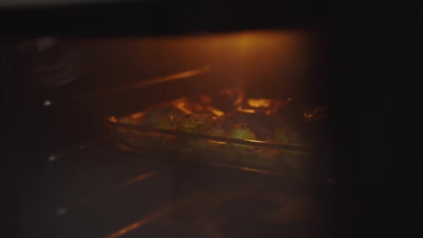 Мужчина Достает Простыню Запечённой Едой Куриные Ножки Картофель — стоковое видео