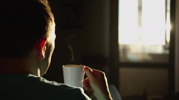 Silhouette Homme Avec Une Tasse Café Chaud Sur Fond Lever — Video