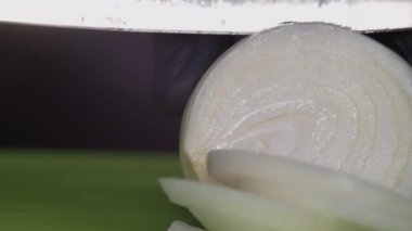 Salata için soğan halkaları kesiyorum.