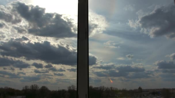 Красиві Пухнасті Хмари Пливуть Небу Вид Вікна — стокове відео