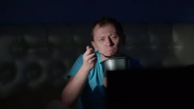 Sıkıcı bir akşam TV 'de yalnız bir adam dondurma yiyor.