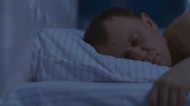 Dün gece, yatağındaki bir adam bir telefonla uyandı.