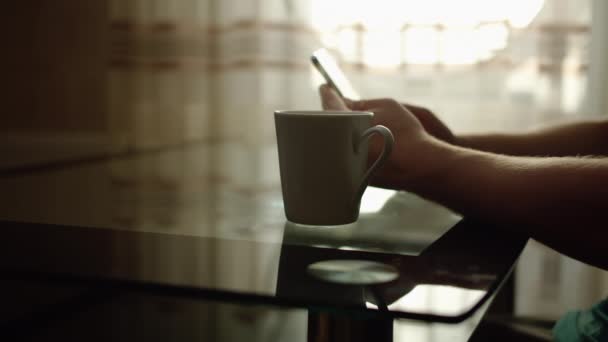 Becher Mit Heißem Kaffee Steht Auf Einem Tisch Neben Einem — Stockvideo