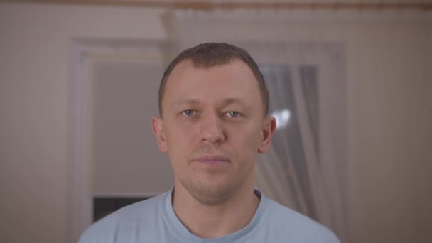 Портрет Молодого Человека Стоящего Комнате — стоковое видео